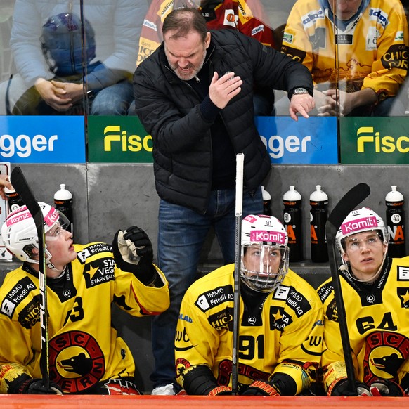 Berns Head Coach Heinz Ehlers, gibt Anweisungen an Berns Alain Graf, beim Eishockey-Qualifikationsspiel der National League, zwischen den SCL Tigers und dem SC Bern, am Samstag, 15. November 2025, in  ...