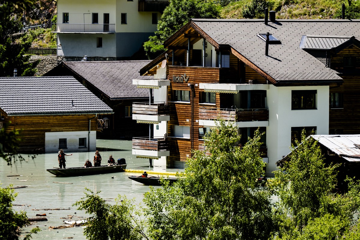 Deux barques naviguent, sur le lac forme apres l'eboulement, avec des militaires de l'Armee suisse qui enlevent les debris a l'aide d'un barrage flottant le mardi 24 juin 2025 a Bl ...