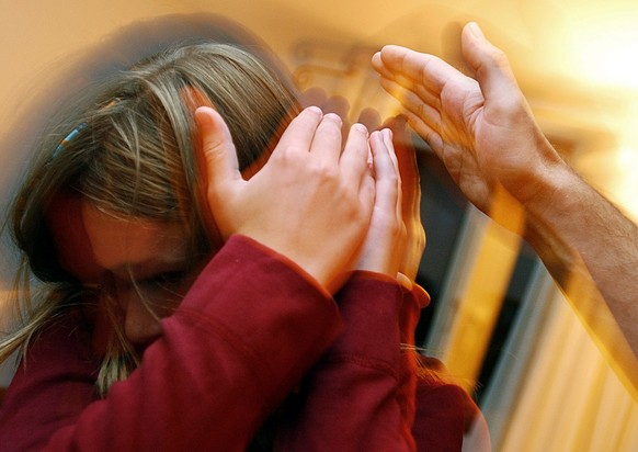 [Gestellte Aufnahme] - Ein Kind wird zu Hause vom seinem Vater geohrfeigt, aufgenommen am 12. Juli 2003 in Zuerich. (KEYSTONE/Steffen Schmidt)