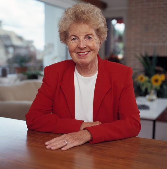 Portrait von Vreni Spoerry, ehemalige Zuercher Staende-, National- und Kantonsraetin, aufgenommen am 30. August 2004 in Horgen. (KEYSTONE/Gaetan Bally) === , === : DIA, Mittelformat]