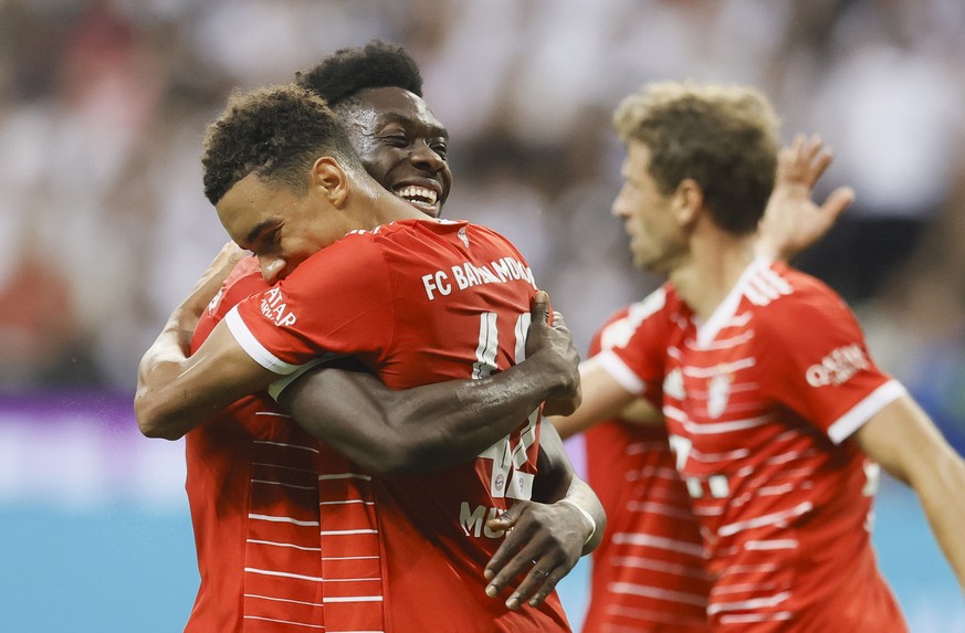 epa10107695 Munich&#039;s Jamal Musiala (front) celebrates with teammates after scoring the 4-0 lead during the German Bundesliga soccer match between Eintracht Frankfurt and FC Bayern Muenchen in Fra ...