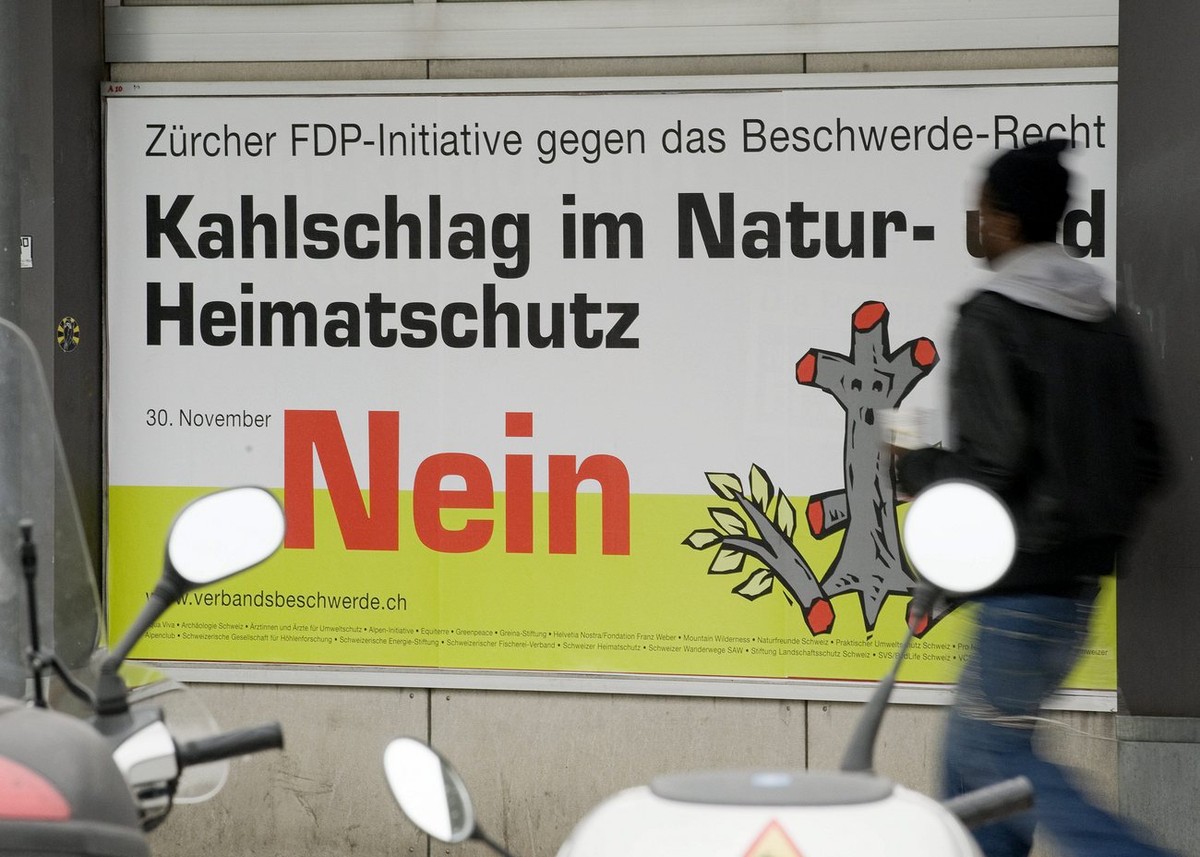 Wahlplakate zur Verbandsbeschwerde Initiative haengen im Bahnhof Bern am Dienstag, 11. November 2008. (KEYSTONE/Peter Schneider)