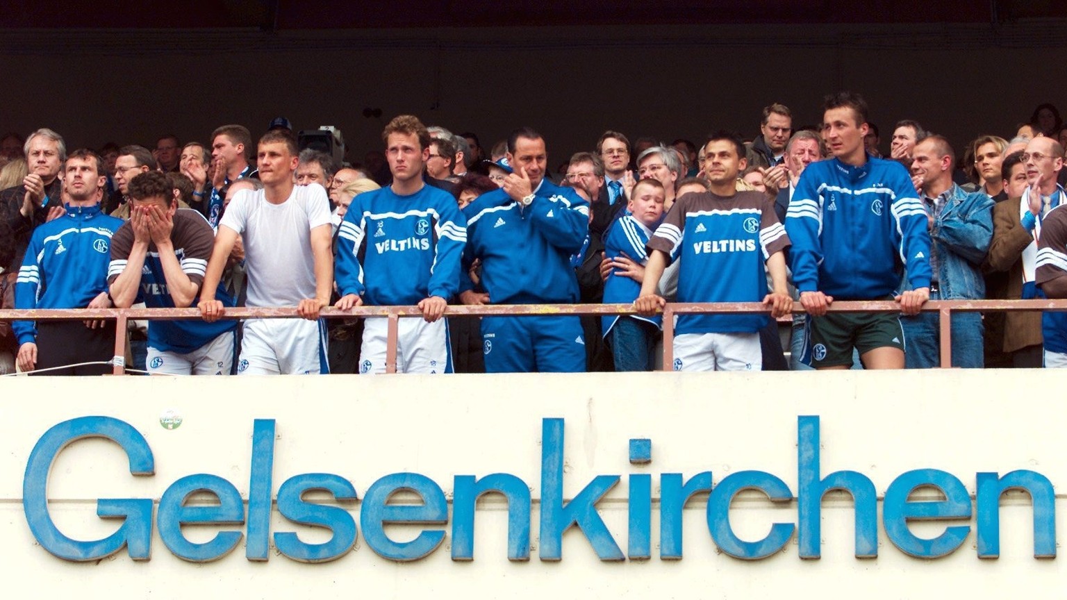 GELSENKIRCHEN, GERMANY - MAY 19: 1. BUNDESLIGA 00/01, Gelsenkirchen; FC SCHALKE 04 - SpVgg UNTERHACHING 5:3; TEAM SCHALKE nach dem Spiel v.lks.n.r.:Radoslav LATAL, Marco van HOOGDALEM, Ebbe SAND, Niel ...