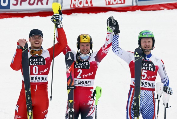 Giuliano Razzoli, Marcel Hirscher und Alexander Khoroshilov geniessen den Jubel im Zielraum.