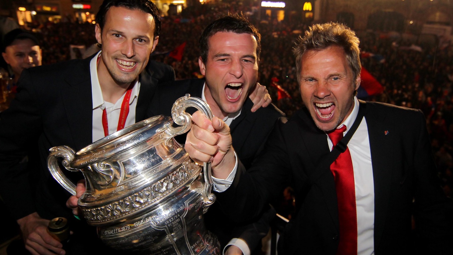 ZUM FUSSBALL CUPFINAL ZWISCHEN DEM FC BASEL UND DEM FC SION AM SONNTAG, 7. JUNI 2015, IM ST. JAKOB PARK IN BASEL STELLEN WIR IHNEN FOLGENDES BILDMATERIAL ZUR VERFUEGUNG - FC Basel&#039;s players Marco ...