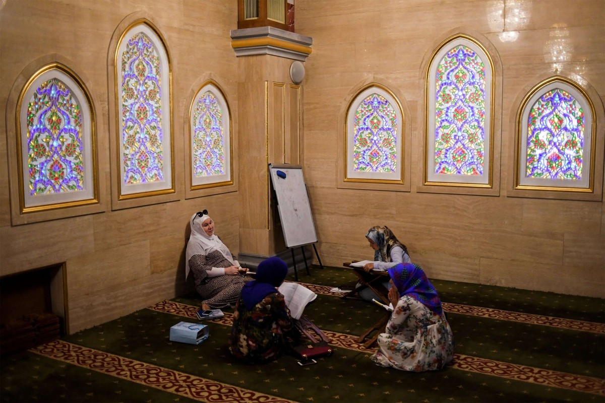 Des femmes assistent à un cours d'arabe à l'intérieur de la mosquée Akhmad Kadyrov, l'une des plus grandes mosquées de Russie, située dans le centre de Grozny.