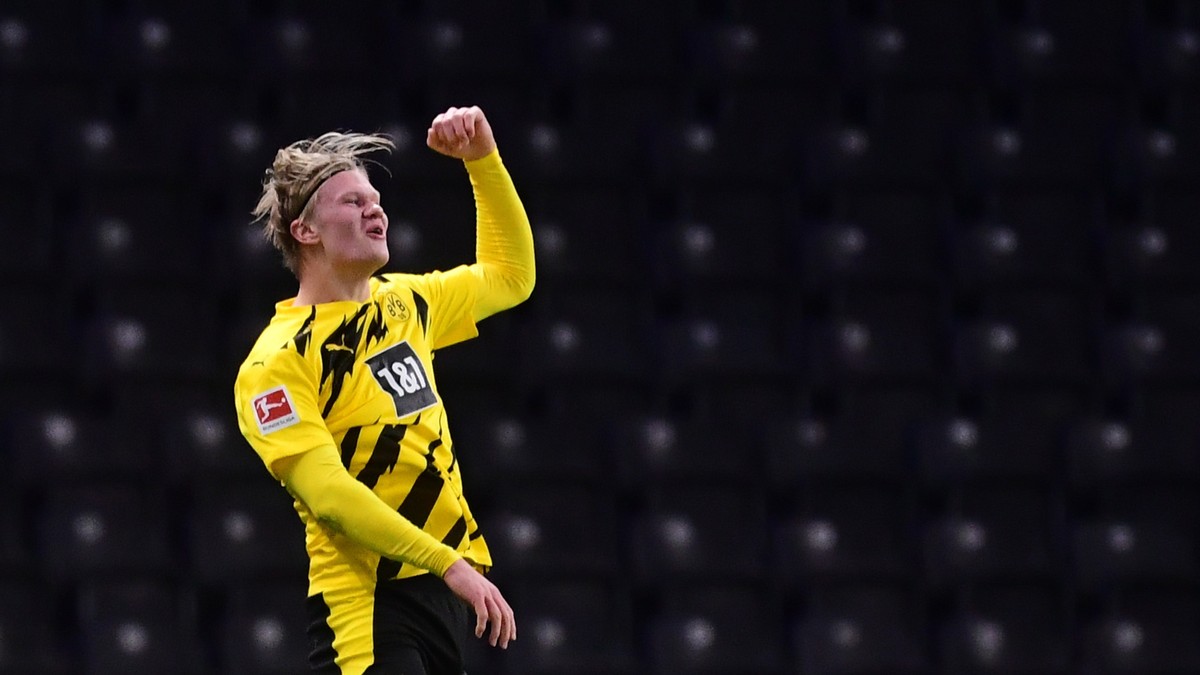 epa08834865 Dortmund's Erling Haaland celebrates his 2-5 goal during the German Bundesliga soccer match between Hertha BSC Berlin and Borussia Dortmund in Berlin, Germany, 21 November 2020. EPA/C ...
