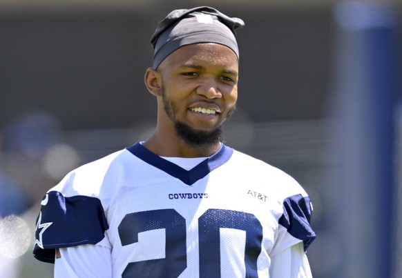 NFL, American Football Herren, USA Dallas Cowboys Training Camp Jul 26, 2023 Oxnard, CA, USA Dallas Cowboys running back Tony Pollard 20 looks on during training camp drills at River Ridge Playing Fie ...