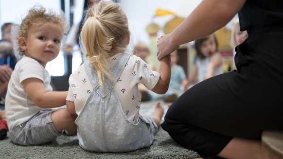 Kleinkinder sitzen gemeinsam mit Betreuungspersonal der Kita 6a der Stiftung GFZ im Kreis singen und machen Spiele, aufgenommen am 9. Juli 2020 in Zuerich. Die Kita 6a der Stiftung GFZ wird in Zusamme ...