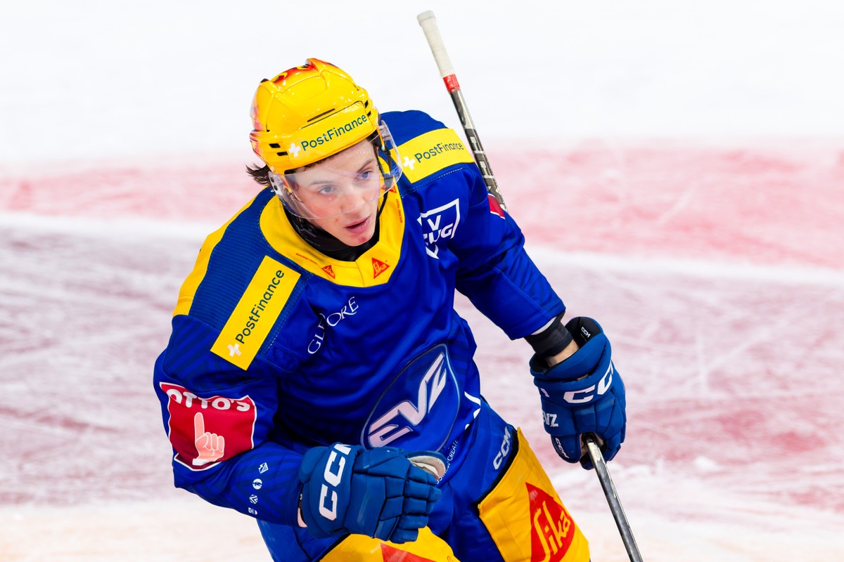 PostFinance Top Scorer Vinzenz Rohrer (EVZ) im Spiel der Eishockey National League zwischen dem EV Zug, EVZ, und Lausanne HC, LHC, am Freitag, 23. Oktober 2026 in der Oym Hall in Zug. (KEYSTONE/Philip ...
