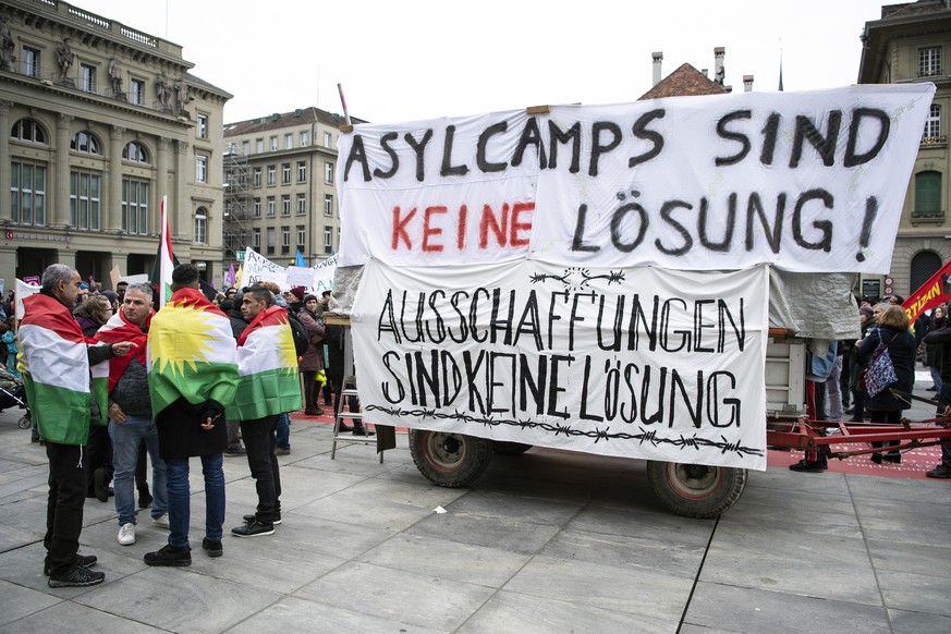 Personen nehmen an der nationalen Demonstration ãAsylcamps sind keine LoesungÒ teil, am Samstag, 9. November 2019, in Bern. (KEYSTONE/Peter Schneider)