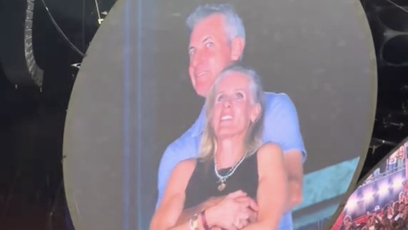 Andy Byron und Kristen Cabot, ertappt von einer Kiss Cam bei einem Coldplay-Konzert am 16. Juli 2025 – ging seither viral.