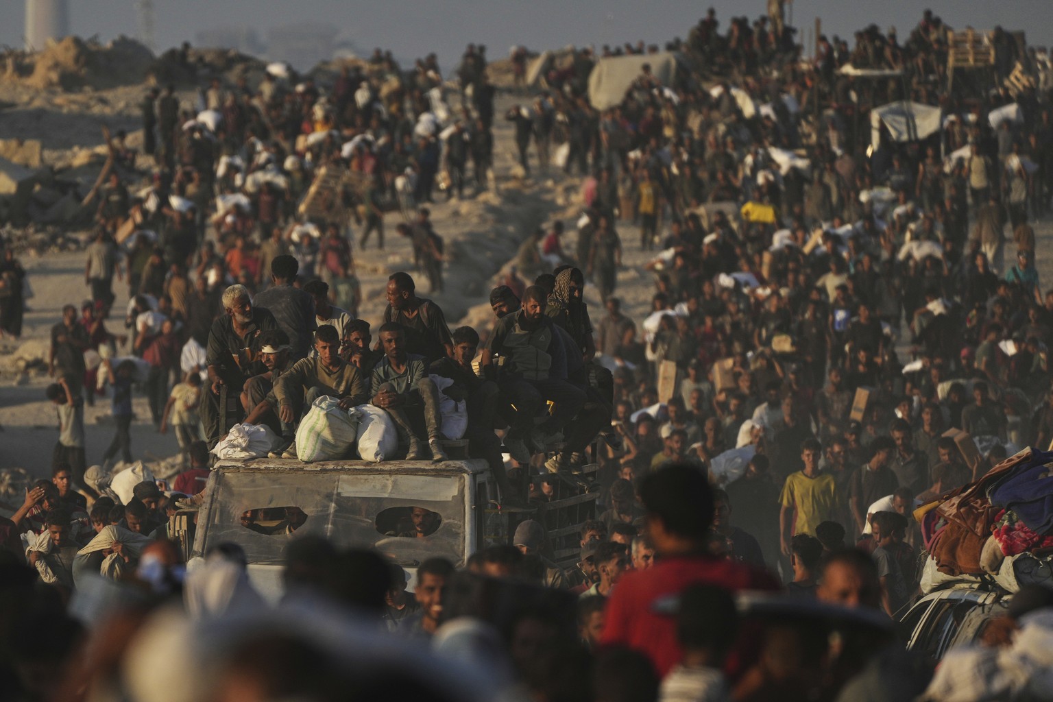 Palestinians carry sacks of flour unloaded from a humanitarian aid convoy that reached Gaza City from the northern Gaza Strip, Sunday, Aug. 24, 2025. (AP Photo/Abdel Kareem Hana)
APTOPIX Israel Palest ...