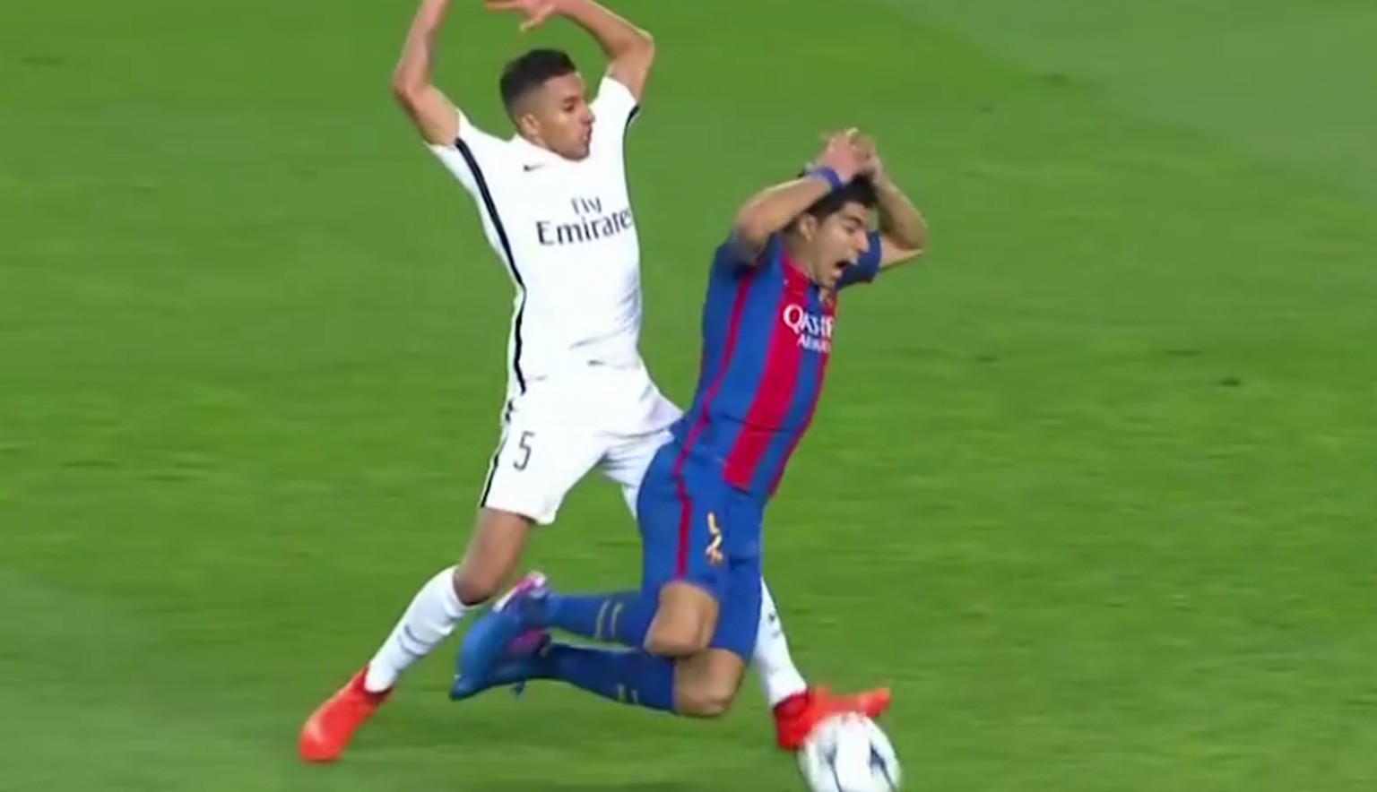 Die alles entscheidende Szene: Marquinhos berührt Luis Suarez kurz an der Schulter. Dieser nimmt die Einladung dankend an ... Elfmeter!