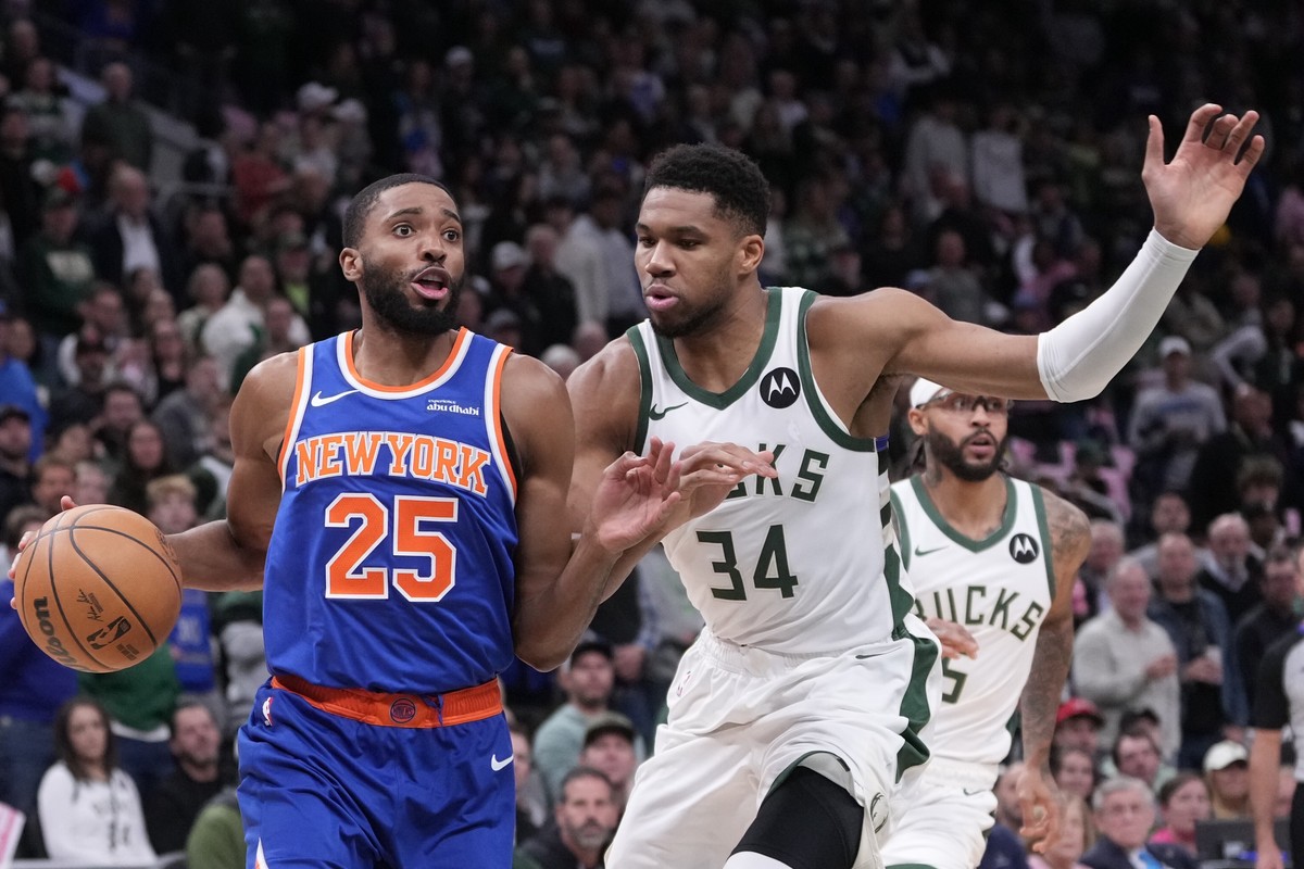 New York Knicks' Mikal Bridges tries to get past Milwaukee Bucks' Giannis Antetokounmpo during the first half of an NBA basketball game Tuesday, Oct. 28, 2025, in Milwaukee. (AP Photo/Morry  ...