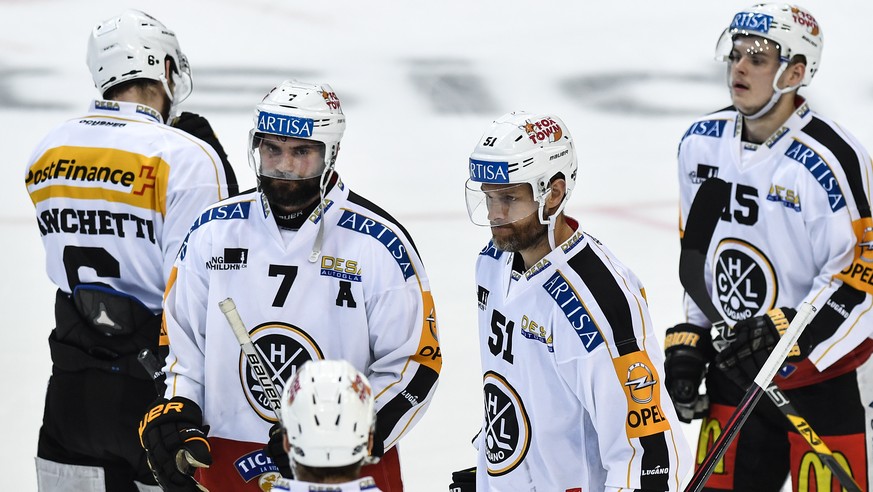 Luganos Spieler sind enttaeuscht im fuenften Eishockey Playoff-Halbfinalspiel der National League A zwischen dem SC Bern und dem HC Lugano am Donnerstag, 30. Maerz 2017, in der PostFinance Arena in Be ...