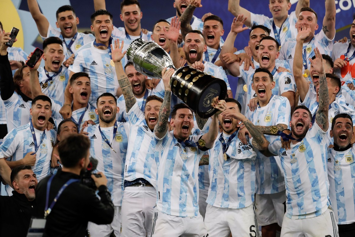 epaselect epa09336509 Argentina's Lionel Messi (C) celebrates with the Copa America trophy after the Copa America 2021 final between Argentina and Brazil at the Maracana Stadium in Rio de Janeiro ...