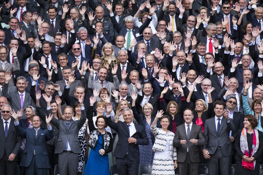 Bundesrat Didier Burkhalter, vorne Mitte, posiert neben EDA Staatssekretaerin Pascale Baeriswyl mit Botschaftern und Aussennetzmitarbeitern bei der Botschafter- und Aussennetzkonferenz, am Montag, 21. ...