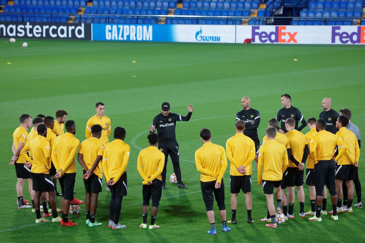 epa09558124 BSC Young Boys's head coach David Wagner (C) leads a training session of the team held in Villarreal, Spain, 01 November 2021. BSC Young Boys will face Villarreal in their UEFA Champi ...