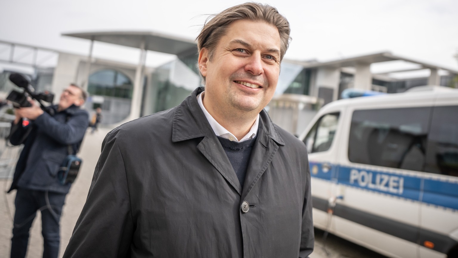 24.04.2024, Berlin: Maximilian Krah AfD-Spitzenkandidat zur Europawahl, kommt zu einem Pressestatement nach dem Gespr