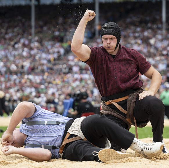 Matthieu Burger, rechts, gewinnt gegen Luc Bissig im dritten Gang, am Eidgenoessischen Schwing- und Aelplerfest 2025 Glarnerland (ESAF), am Samstag, 30. August 2025, in Mollis. (KEYSTONE/Gian Ehrenzel ...