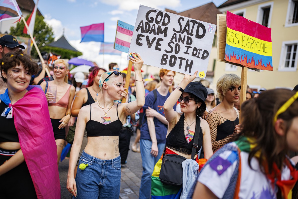 epa10033600 People celebrate in the street during a Pride march at the Bulle Pride in Bulle, Switzerland, 25 June 2022. Under the title 'Pride in Bulle - It's right now!!' the festival  ...