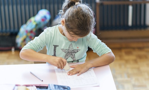 A first grader captured during class as she solves arithemitc problems at Feld school in Suhr, Switzerland, on September 25, 2014. (KEYSTONE/Christian Beutler)

Ein Erstklaesslerin loest Rechenaufgabe ...