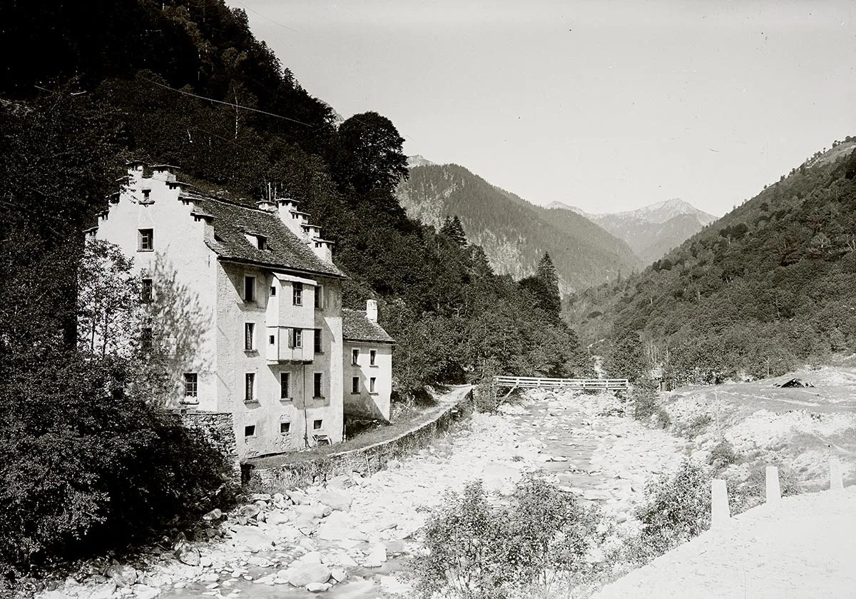 Les Bains de Craveggia étaient un point de passage idéal pour entrer en Suisse depuis l’Italie. Peu peuplé, le val Onsernone était un territoire propice aux passages de frontière clandestins.
https:// ...