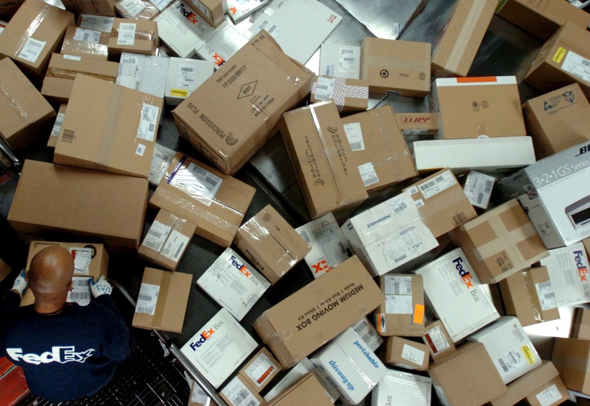 FedEx employees sort packages in an area refered to as the matrix at the FedEx Hub in Memphis, Tennessee on Tuesday 20 December 2005. The 486 acre facility in Memphis employs 15,000 people daily. Duri ...