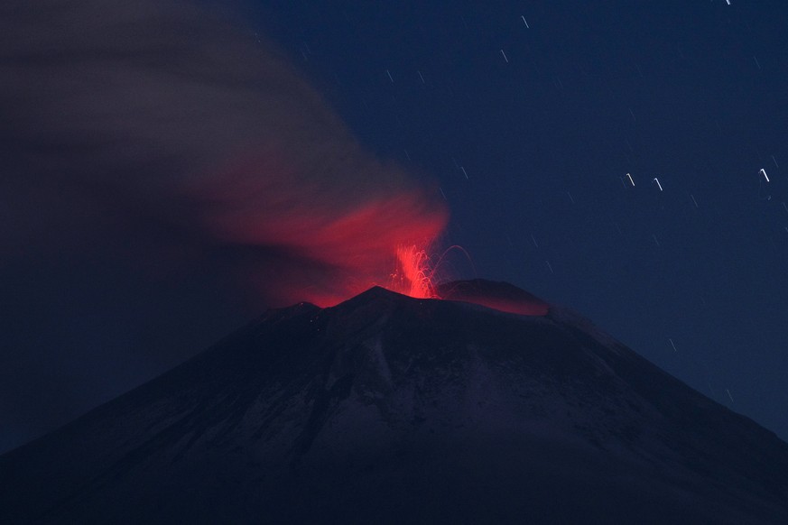 2023年5月25日木曜日早朝、メキシコのサンティアゴ・サリツィントラから見た、溶岩、灰、蒸気を伴って噴火するポポカテペトル火山。(AP写真/マルコ・ウガルテ)