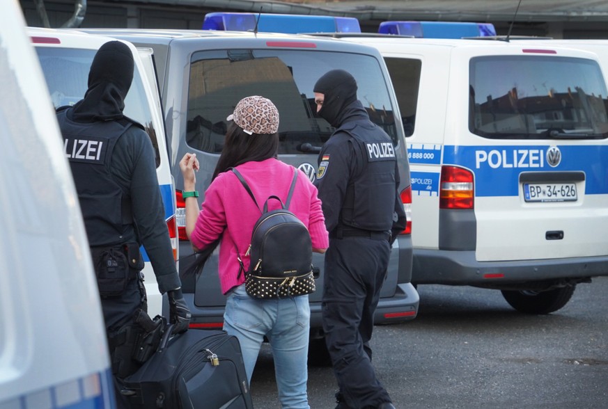 dpatopbilder - 18.04.2018, Nordrhein-Westfalen, Bonn: Polizisten ueberpruefen Personalien im Rotlichtmilieu. Mit einer gross angelegten Razzia geht die Bundespolizei gegen Organisierte Kriminalitaet v ...