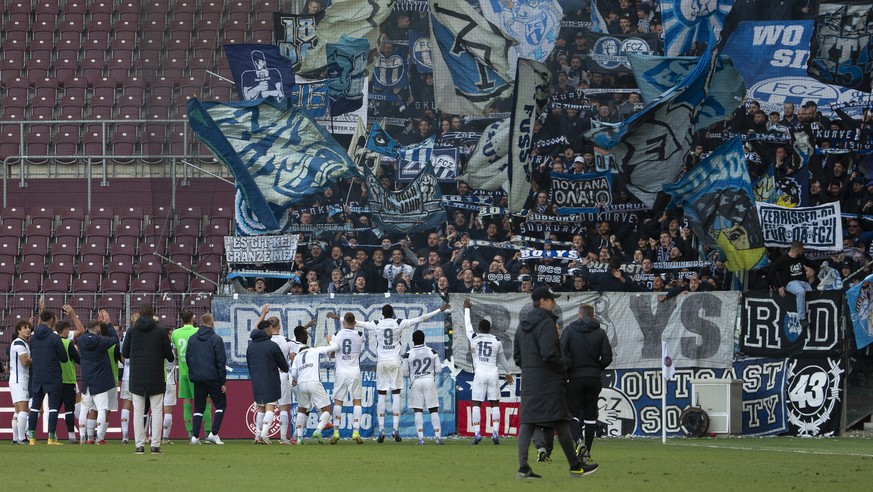 Zurich&#039;s players celebrate past supporters after winning against Servette team, during the Super League soccer match of Swiss Championship between Servette FC and FC Zuerich, at the Stade de Gene ...