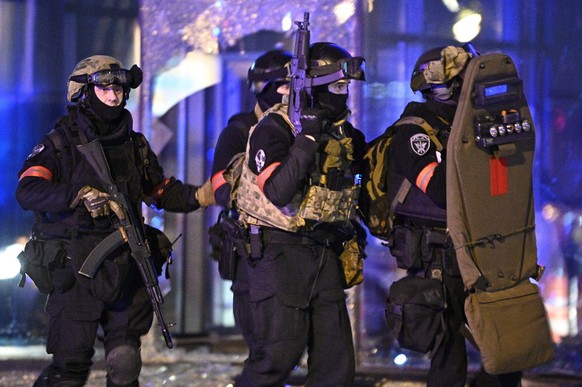 Russia Concert Shooting 8647748 22.03.2024 Law enforcement officers are seen near the Crocus City Hall concert venue following a reported shooting incident, near Moscow, Russia. Several gunmen in comb ...