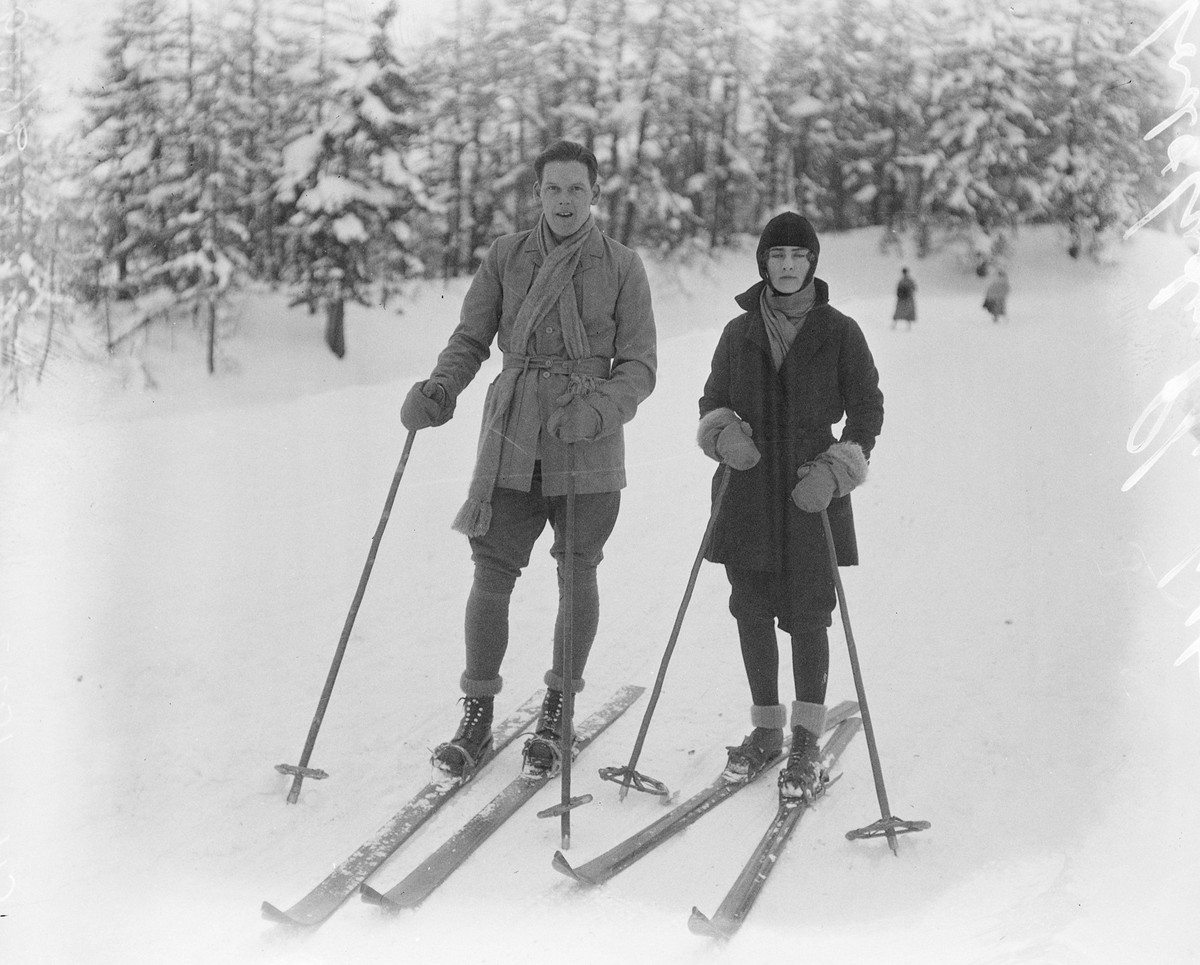 Society in Switzerland . Lord and Lady Plunkett starting off on a skiing expedition at St Moritz . 6 January 1923, Switzerland Copyright: Topfoto PUBLICATIONxINxGERxSUIxAUTxONLY UnitedArchivesEU013183