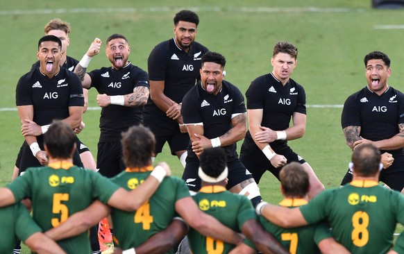 epaselect epa09486882 All Blacks players (rear) perform the Haka prior to the start of the Rugby Championship Round 5 match between New Zealand&#039;s All Blacks and South Africa&#039;s Springboks at  ...