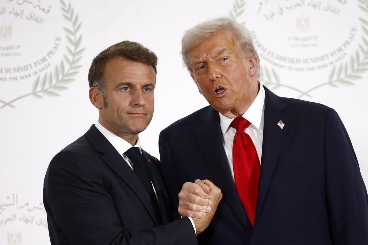 epa12451279 French President Emmanuel Macron (L) and US President Donald Trump (R) shake hands during the family picture at the Gaza Peace Summit in Sharm El-Sheikh, Egypt, 13 October 2025. US Preside ...