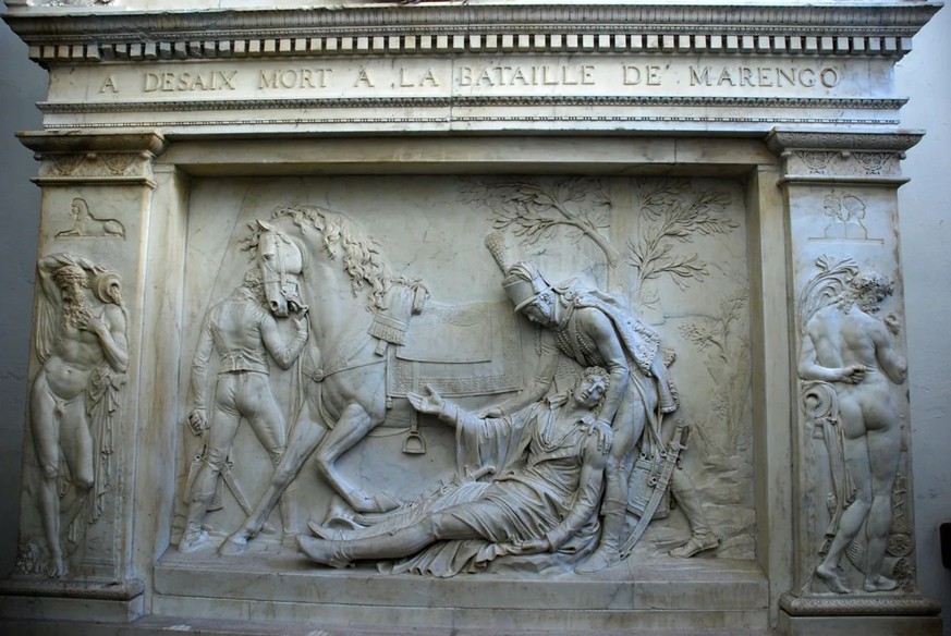 Das Denkmal für den gefallenen General Desaix.
https://commons.wikimedia.org/wiki/File:A_l%27Hospice_du_Grand_St_Bernard_en_Valais_Suisse_monument_cach%C3%A9_de_Dessaix.jpg