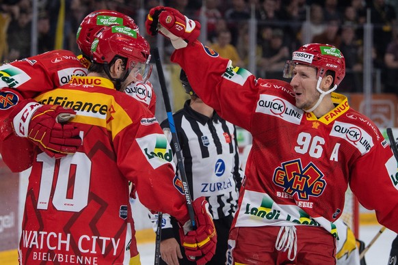 Biels Luca Cunti, links, und Damien Brunner feiern den Treffer zum 6-1 im Eishockey Meisterschaftsspiel der National League zwischen dem EHC Biel und dem HC Ajoje, am Dienstag, 23. November 2021, in d ...