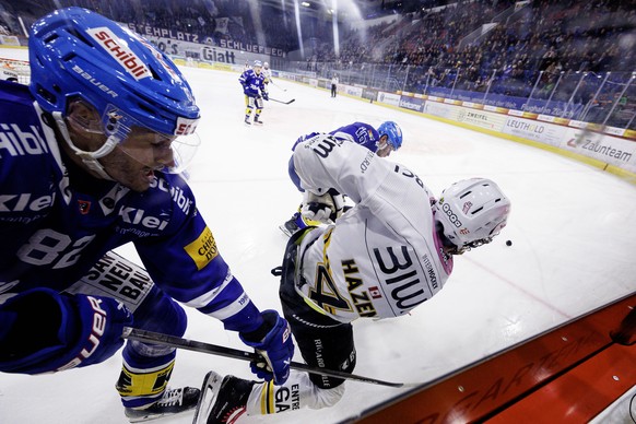 EHC Kloten Verteidiger Rajan Sataric gegen HC Ajoie Stuermer Jonathan Hazen waehrend dem Eishockey-Meisterschaftsspiel der National League zwischen den Teams EHC Kloten und HC Ajoie am Freitag, 24. Ja ...