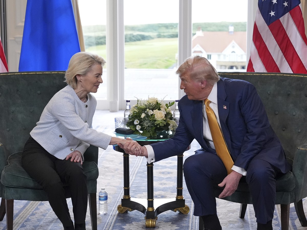 President Donald Trump shakes hands with European Commission President Ursula von der Leyen as they meet at the Trump Turnberry golf course in Turnberry, Scotland Sunday, July 27, 2025. (AP Photo/Jacq ...