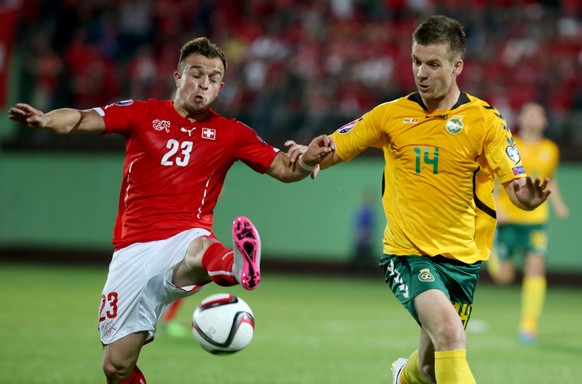 Vilnius, 14.06.2015, Fussball EM Qualifikation, Litauen - Schweiz, Xherdan Shaqiri (SUI) gegen Linas Klimavicius (LTU) (Pascal Muller/EQ Images)