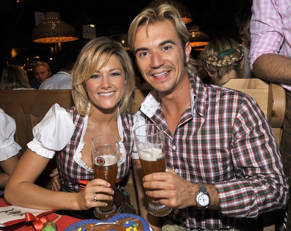 ARCHIV - 22.09.2009, Bayern, München: Die Volksmusiksänger Florian Silbereisen und seine Freundin Helene Fischer feiern beim Wiesn Treff 2009 der Mainstream Media AG im Weinzelt auf dem Oktoberfest. ( ...