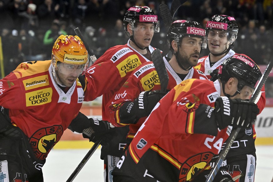 Berns Christopher DiDomenico, Ramon Untersander, Colton Sceviour und Mika Henauer, von links, feiern den Treffer zum 1-1 im ersten Eishockey Pre Playoff Spiel der National League zwischen dem SC Bern  ...