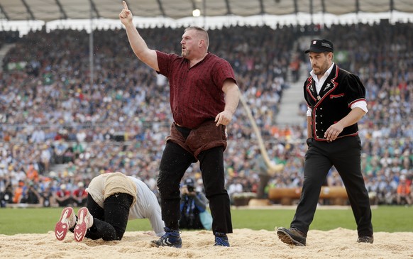 Christian Stucki, Mitte, jubelt neben Pirmin Reichmuth im 1. Gang am Eidgenoessischen Schwing- und Aelplerfest (ESAF) in Zug, am Samstag, 24. August 2019. (KEYSTONE/Alexandra Wey)