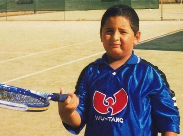 Als kleiner Junge hat Kyrgios noch nicht die Postur eines Tennisspielers.