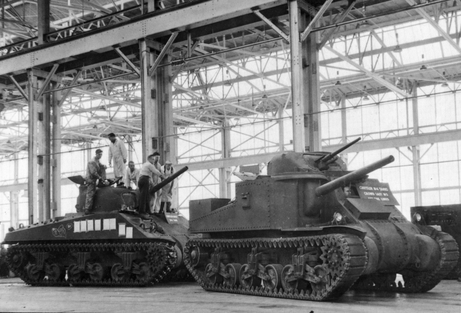 Panzerproduktion waehrend des Zweiten Weltkrieges in den USA, undatierte Aufnahme um 1941. Auf den Panzertyp M3 Lee/Grant, vorne, folgt die neuste Entwicklung, der M4 Sherman, hinten. (KEYSTONE/PHOTOP ...