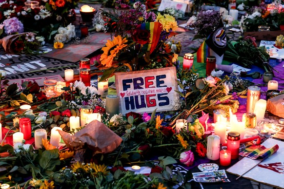 epa13134850 Candles and flowers lie in front of the Brandenburg Gate near the scene where a vehicle was driven into a crowd beside the Christopher Street Day (CSD) parade route in Berlin, Germany, 26  ...