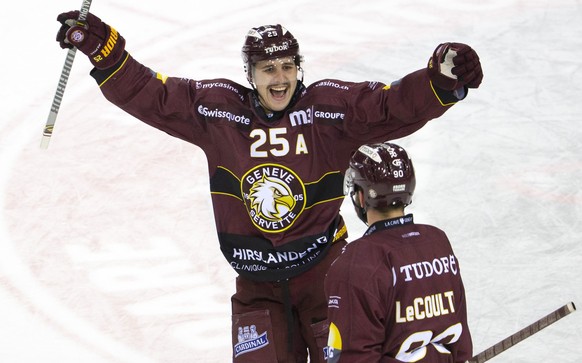 Geneve-Servette&#039;s defender Simon Le Coultre, right, celebrates his goal with his teammate defender Roger Karrer, left, after scoring the 2:0, during a National League regular season game of the S ...