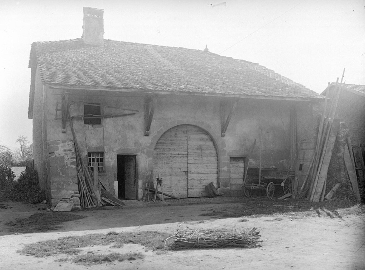 Farm in Avusy in today's canton of Geneva.  https://bge-geneve.ch/iconographie/oeuvre/vg-n13x18-01137