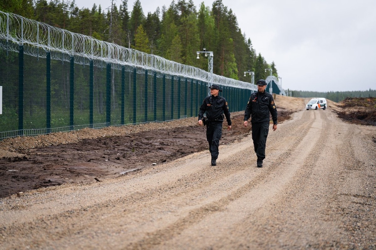 Le commandant adjoint du district des gardes-frontières de Kainuu, le lieutenant-colonel Tomi Tirkkonen (à droite) et le capitaine Jouko Kinnunen, chef de l'unité des gardes-frontières du distric ...